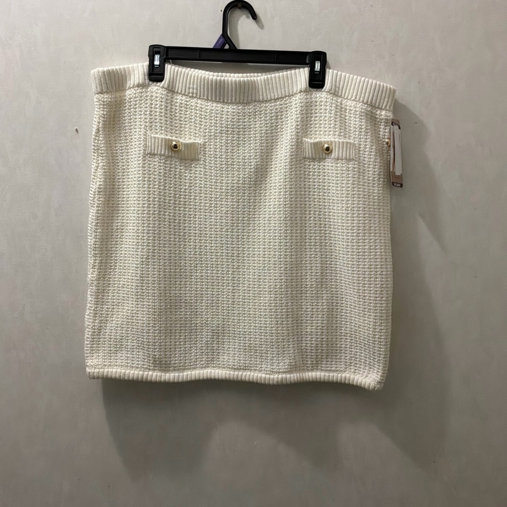 Elegant White Knit Skirt
